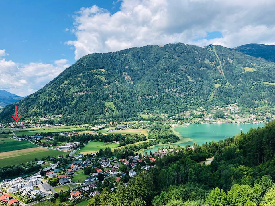 Blick von oben auf den Ossiacher See und die Lage des Hauses